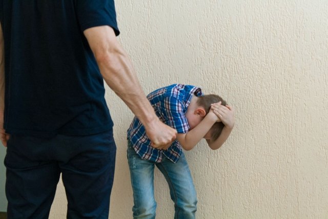 В ОРДО отчим в состоянии алкогольного опьянения избил 11-летнего мальчика: у ребенка сильные повреждения