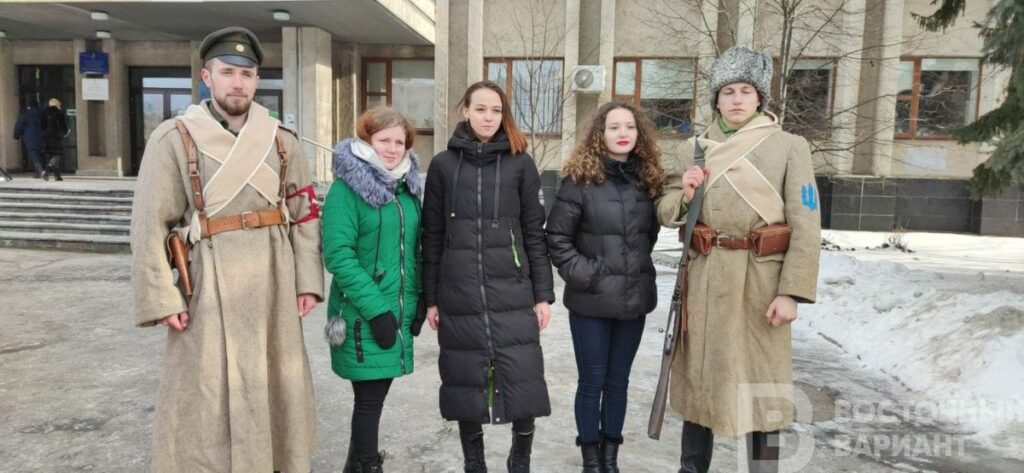 У Слов'янську до Дня Соборності України створили ланцюг єднання. Фото: Східного Варіанта