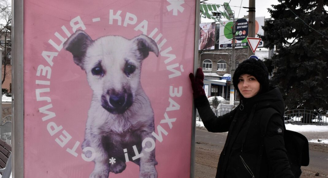 "Вони - наша відповідальність": у Слов’янську з’явились яскраві сітілайти на зупинках громадського транспорту