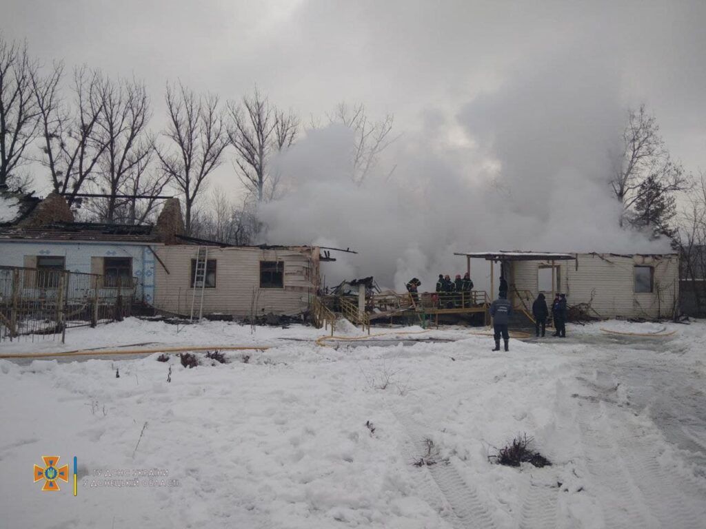 В Святогорске ночью тушили масштабный пожар в санатории (фото)е ночью тушили масштабный пожар в санатории