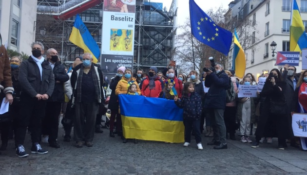 акция протв рф в Париже