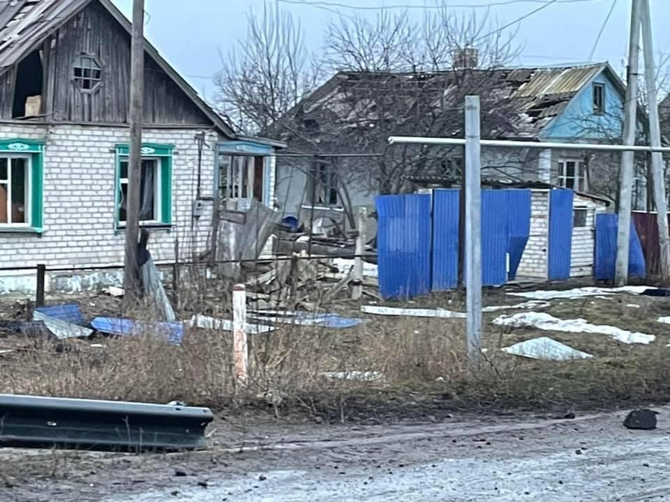 В Троицке на Луганщине в результате обстрела войсками РФ разрушен мост и повреждены жилые дома
