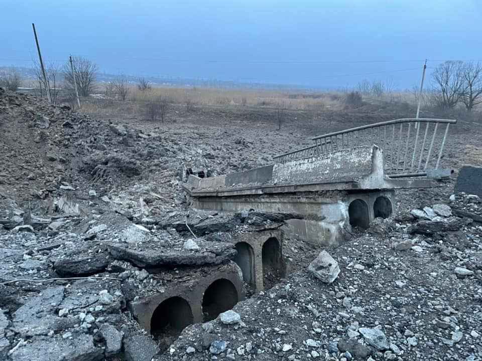 В Троицке на Луганщине в результате обстрела войсками РФ разрушен мост и повреждены жилые дома