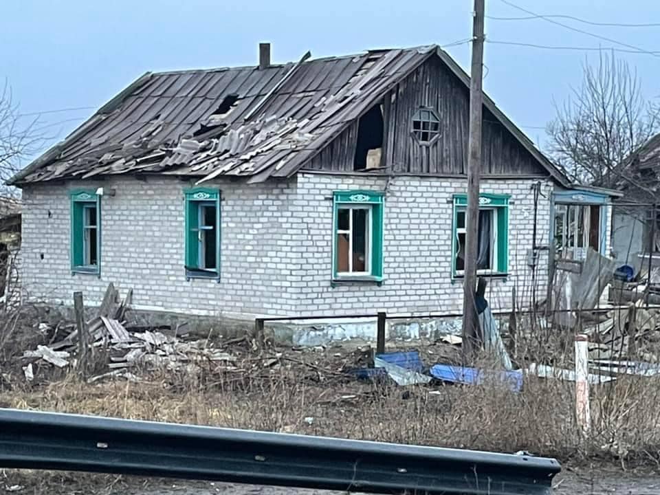 В Троицке на Луганщине в результате обстрела войсками РФ разрушен мост и повреждены жилые дома