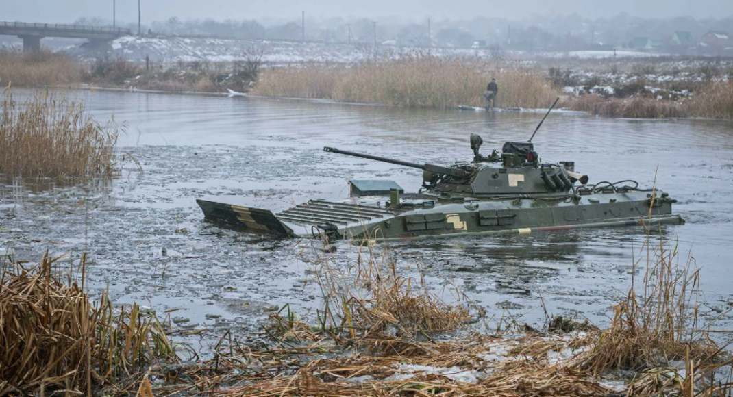 Арестович повідомив, що російські окупанти роблять спроби переправитися через Дніпро