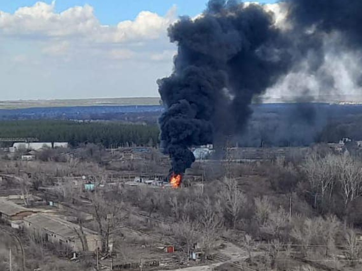 У Щасті загорівся склад на ТЕС після обстрілу окупантів (фото)