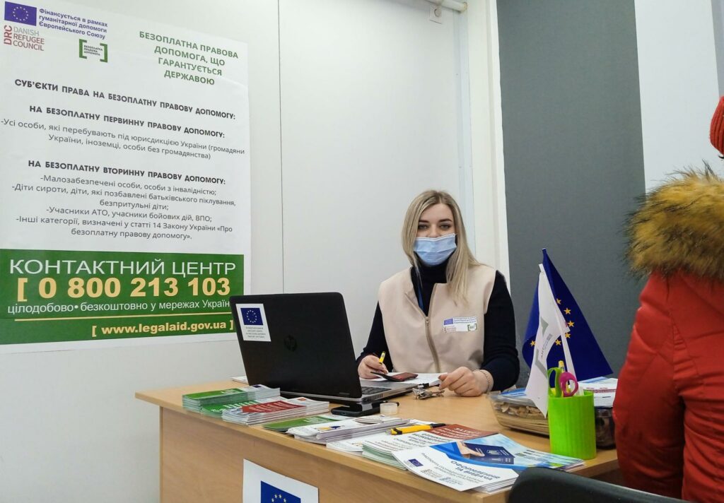 Юристка Олена Борзило під час роботи на КПВВ