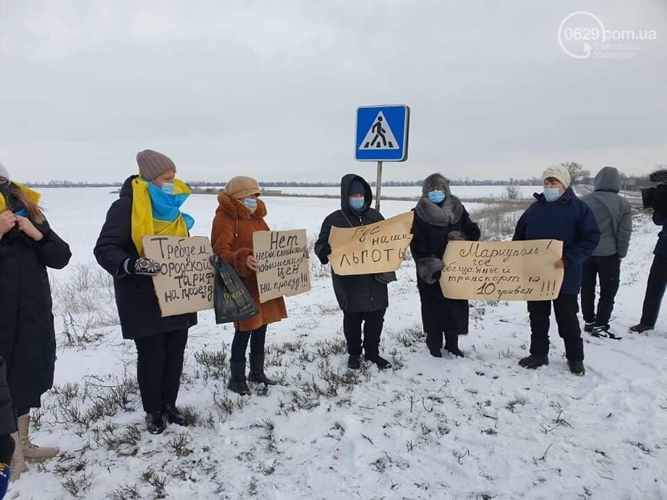 Жители поселков под Мариуполем перекрыли трассу и устроили забастовку из-за проблем с автобусами