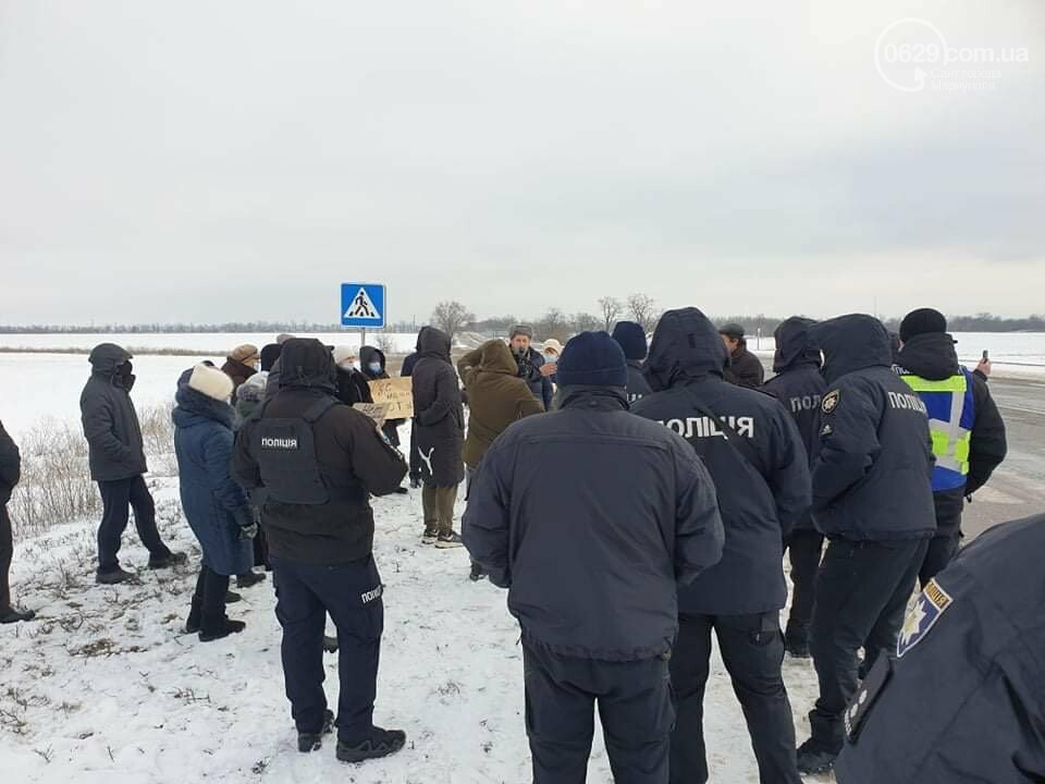 Жители поселков под Мариуполем перекрыли трассу и устроили забастовку из-за проблем с автобусами