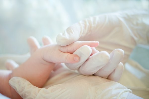 В Мариуполе нужна помощь детям в больницах: не хватает детского питания и медикаментов, скорые работают под обстрелами