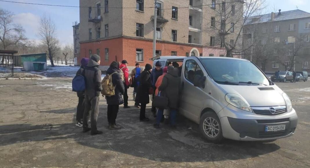 Бої за Рубіжне тривають: в місто також завезли допомогу і евакуювали людей
