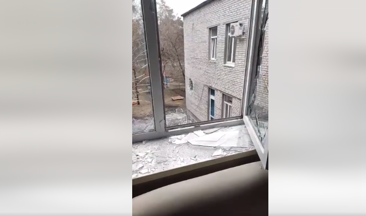 Российские оккупанты обстреляли областной дом ребенка в Северодонецке (видео)