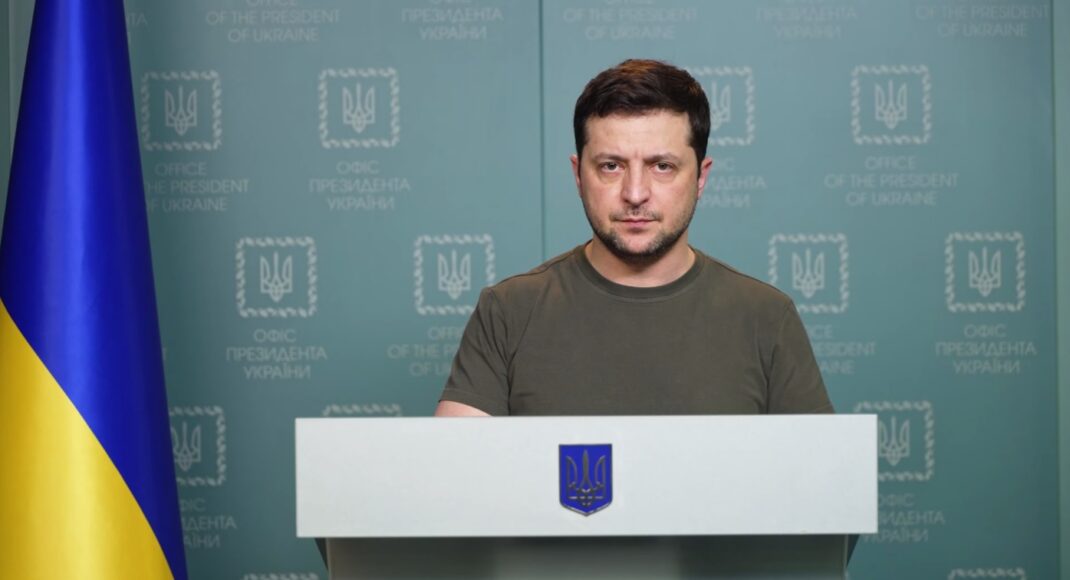 Зеленский выступил с обращением к украинцам: каждый оккупант получит яростный отпор, мы своего не отдадим