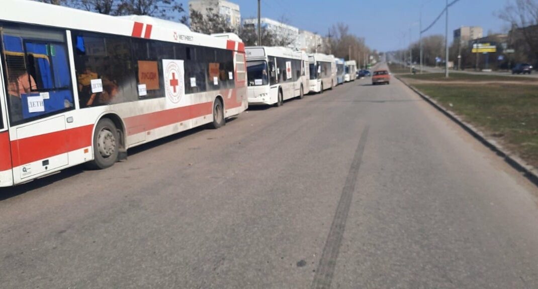 Автобуси з маріупольцями вже йдуть з Бердянська в Запоріжжя