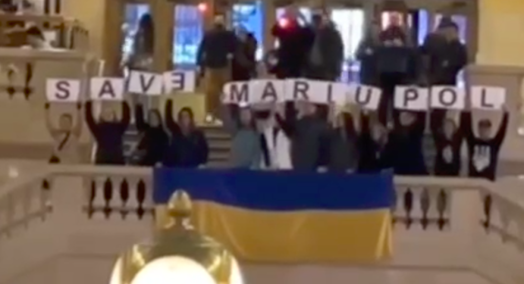 В Нью-Йорке провели флешмоб в поддержку жителей Мариуполя