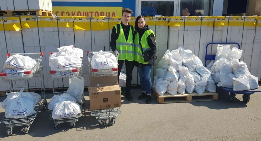 Маріупольці йдуть волонтерами, щоб допомагати своїм землякам, які вирвалися з окупації, як і вони самі