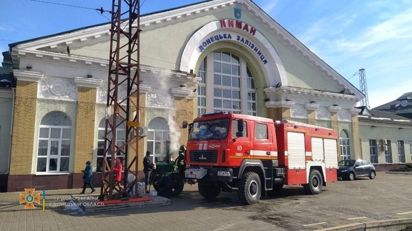 У Лимані на залізничному вокзалі рятувальники ДСНС встановили польову кухню для евакуйованих