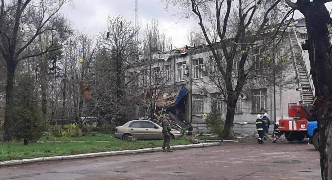 Российские оккупанты обстреляли Славянск, в Лимане "Ураганом" разбомбили Областную больницу