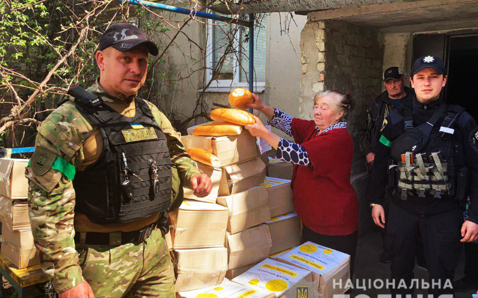 Полицейские вывезли из-под российского огня жительницу Марьинки с многочисленными ранениями