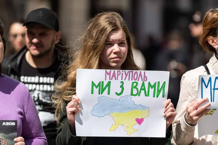 У Львові сьогодні провели акцію на підтримку Маріуполя та його жителів (фото)