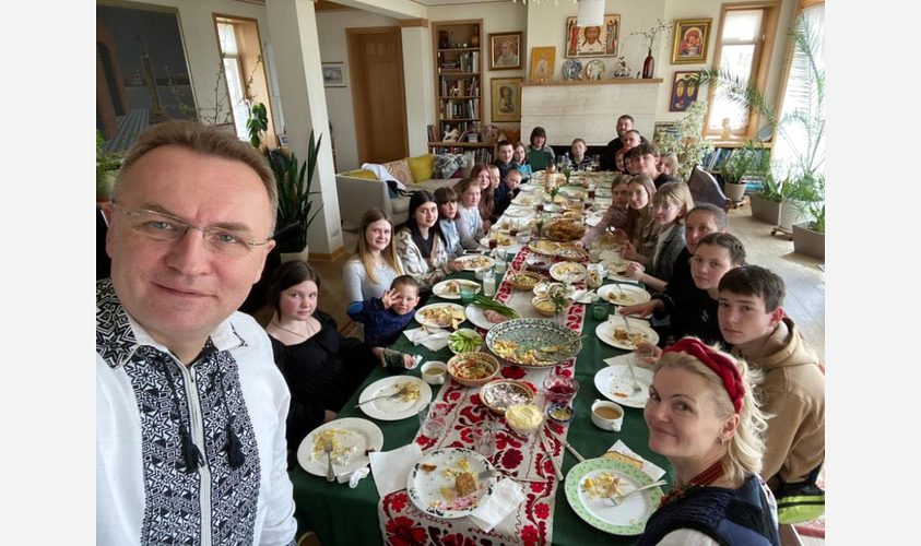 У Львові переселенців зібрали і привітали на свято Великодня (фото)