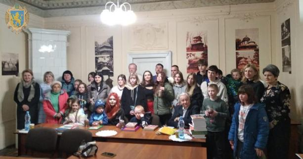 "Читаємо казки дітям": у Львові стартували уроки читання для дітей-переселенців евакуйованих із зони активних бойових дій