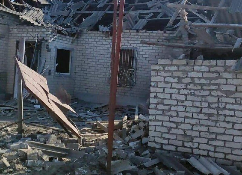 У Лисичанську окупанти здійснили обстріл житлового будинку: під завалами знайшли тіло жінки (фото)