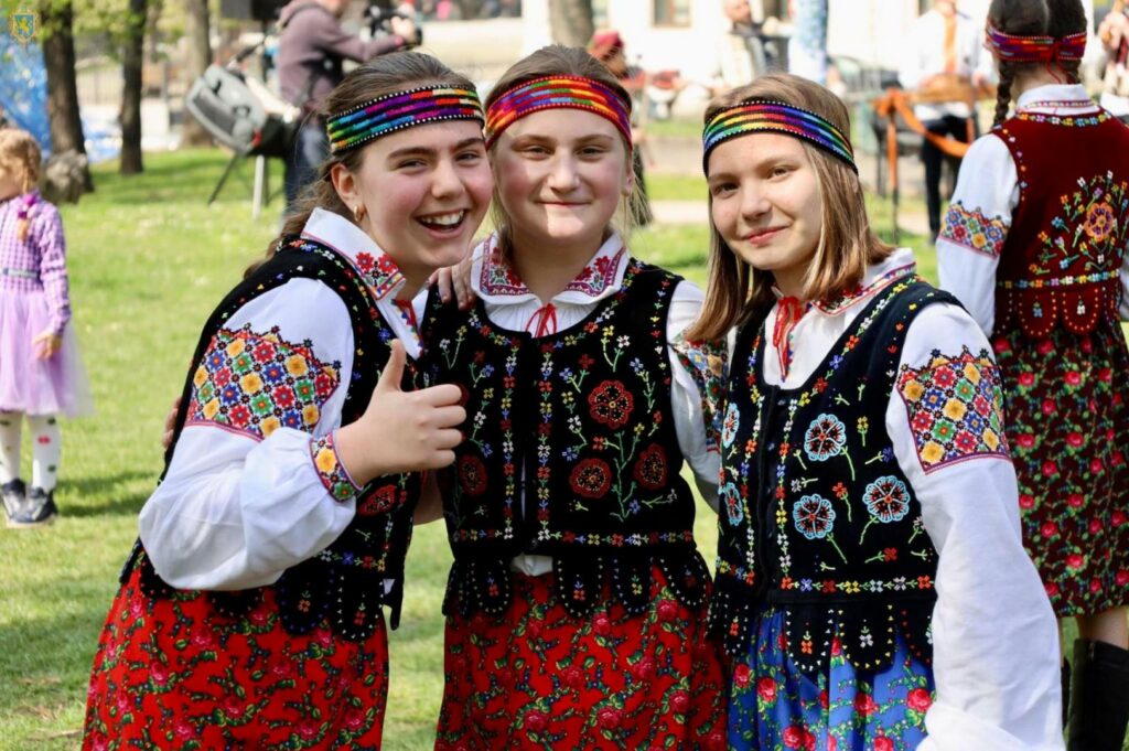 Дети переселенцев приняли участие в традиционных украинских пасхальных мероприятиях во Львове