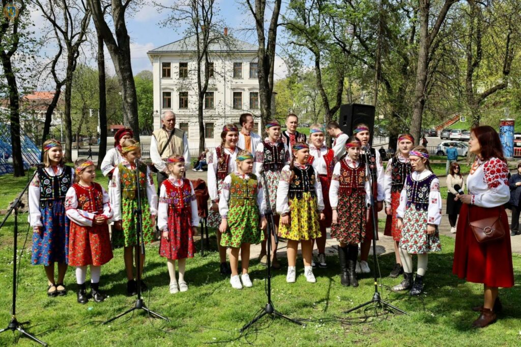 Дети переселенцев приняли участие в традиционных украинских пасхальных мероприятиях во Львове