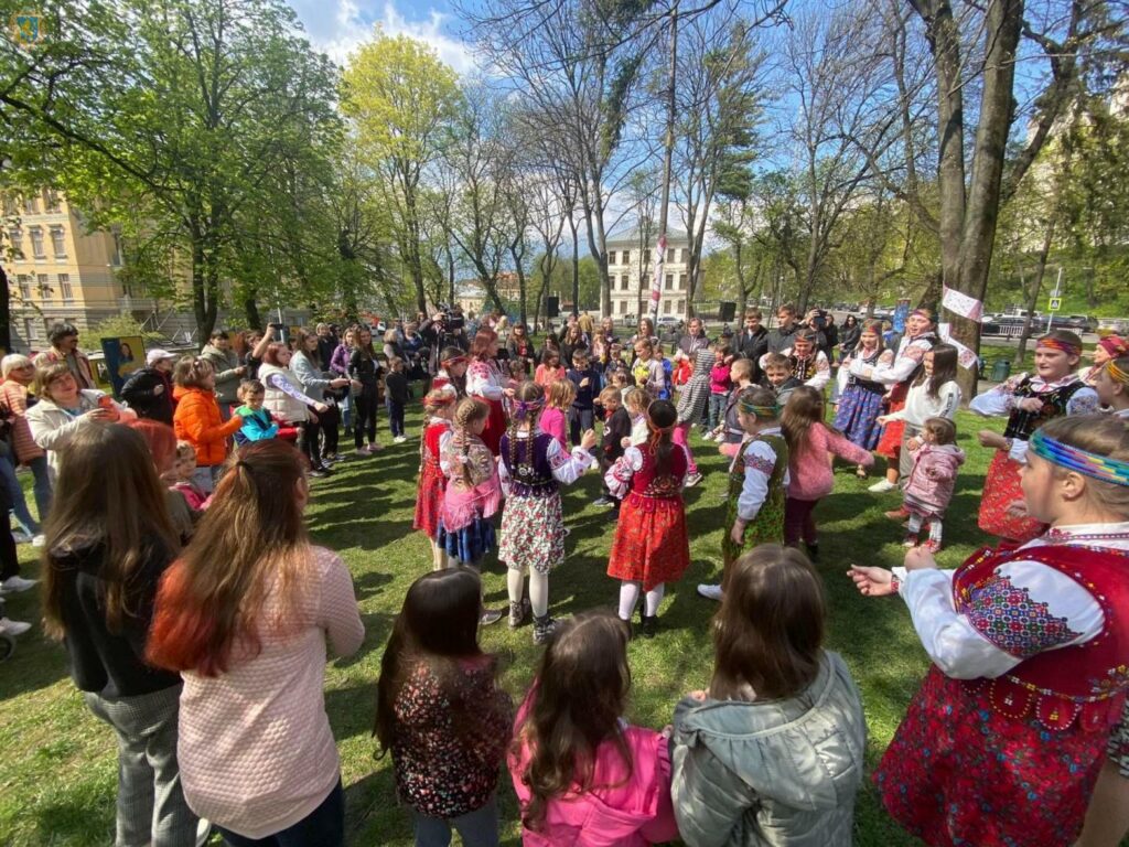 Дети переселенцев приняли участие в традиционных украинских пасхальных мероприятиях во Львове