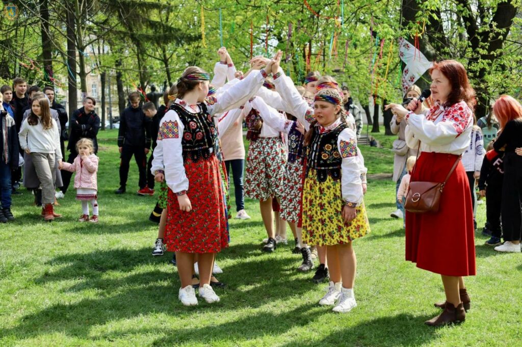 Дети переселенцев приняли участие в традиционных украинских пасхальных мероприятиях во Львове