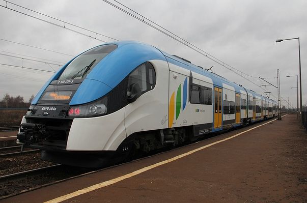 Польська залізниця спрощує правила безкоштовного користування поїздами для українців, які евакуюються