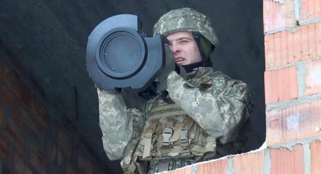 Росіяни продовжують зосереджувати війська у напрямку Ізюму, Слов'янська та Краматорська, — Арестович