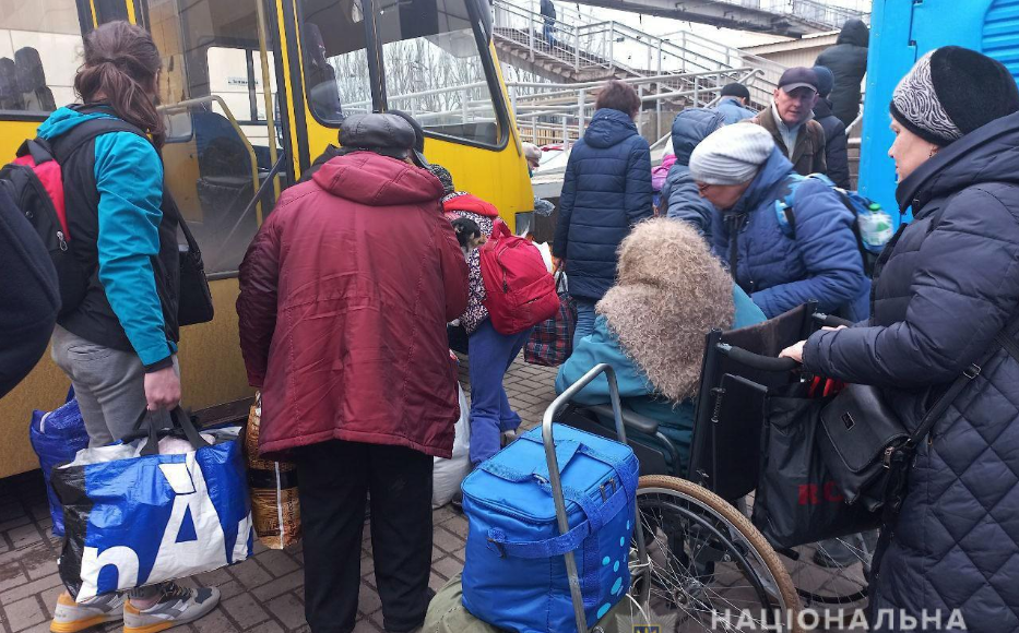 На Донетчине продолжают эвакуацию населения, как вывозят людей из-под обстрелов рф (фото)