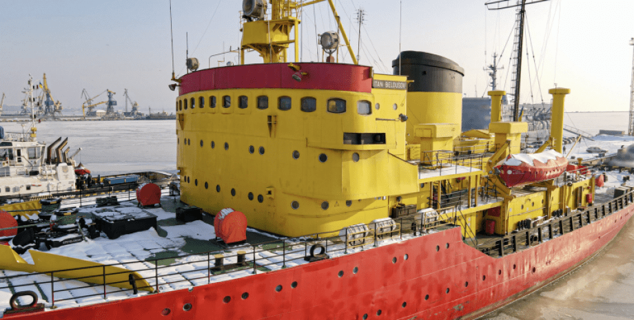 У Маріупольському порту ворог обстріляв криголам "Капітан Белоусов": одна людина загинула