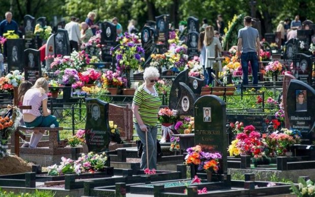 На Луганщине действует запрет на посещение кладбищ