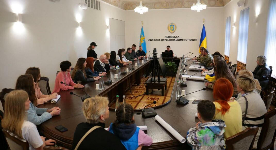 Львівська ОВА спільно з рідними захисників Маріуполя звертатимуться до різних інституцій щодо евакуації полку "Азов" та цивільних