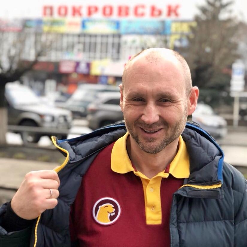 Предприниматель из Донетчины перевел бизнес в Днепр и ежедневно бесплатно развозит пиццу людям в зоне военных действий