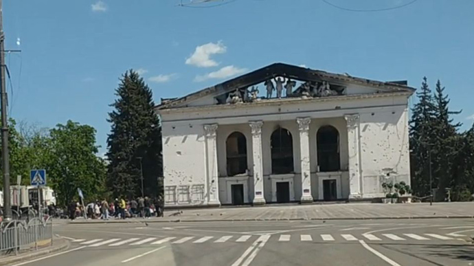 Трупний запах у знищеному драмтеатрі Маріуполя росіяни списали на зіпсовану рибу
