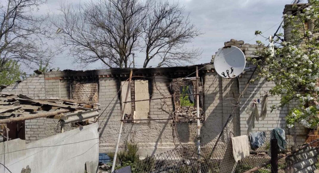 Окупанти обстрілюють село Крива Лука в Донецькій області: фото наслідків