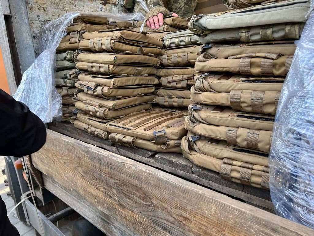 Еще 100 бронежилетов четвертого класса защиты передали со Львова на Луганщину