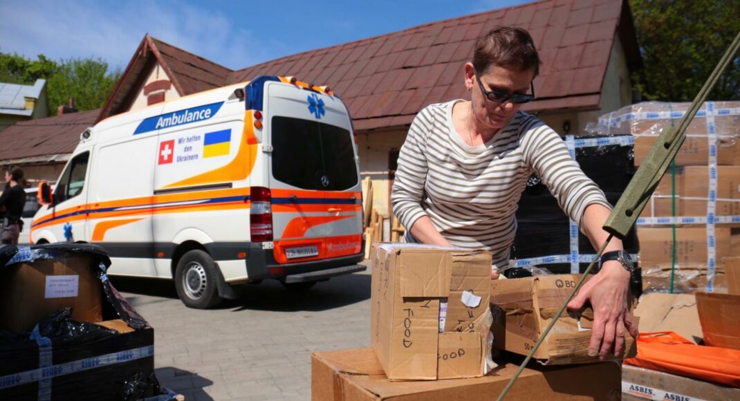 У Львові передали медикаменти і машини швидкої допомоги для польового госпіталю в Бахмут (фото)
