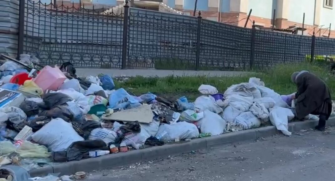 Андрющенко показал, как в блокадном Мариуполе пенсионеры ищут еду в мусоре: оккупанты блокируют жизнь города (фото)