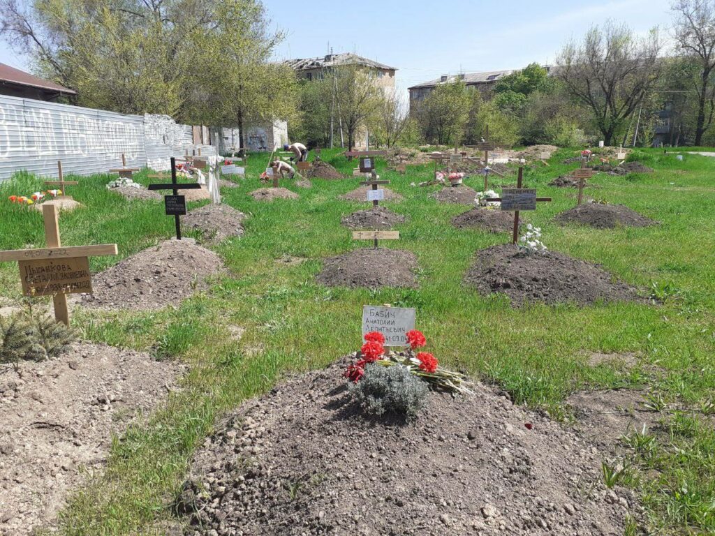 Оккупанты не успевают проводить эксгумацию тел убитых жителей Мариуполя