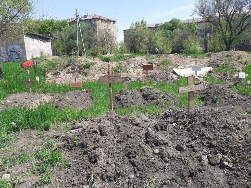 Оккупанты не успевают проводить эксгумацию тел убитых жителей Мариуполя