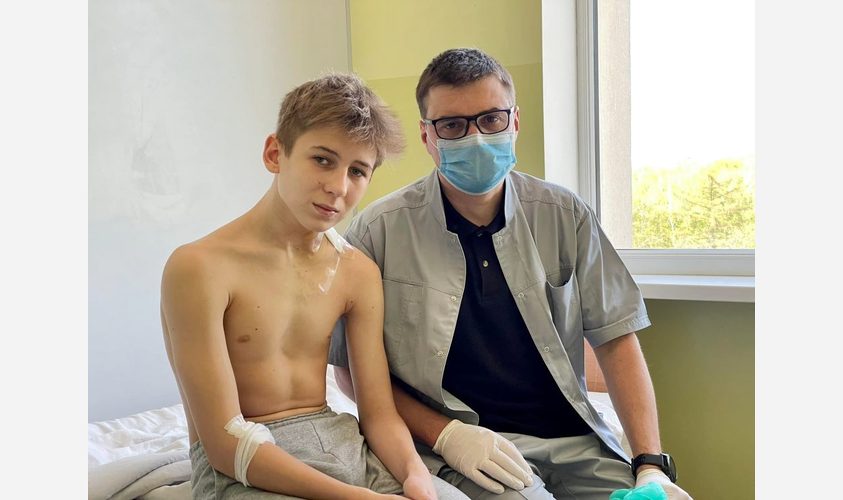 В больнице Львова помогают парню из Северска, которому осколки российского снаряда попал в лицо и плечо