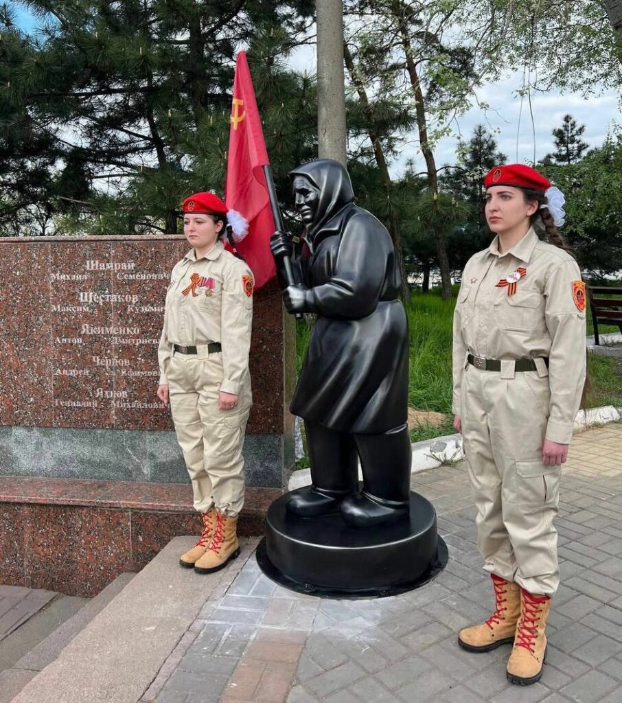 кураторы из рф в Мариуполе открыли памятник