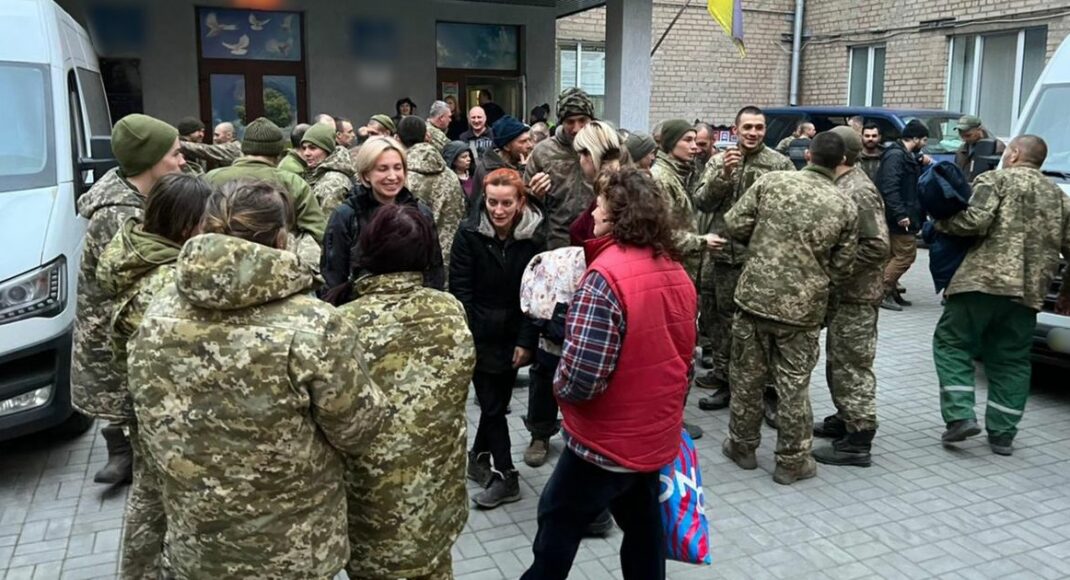 Психологи, юристы и медики: кто и как помогает людям после плена