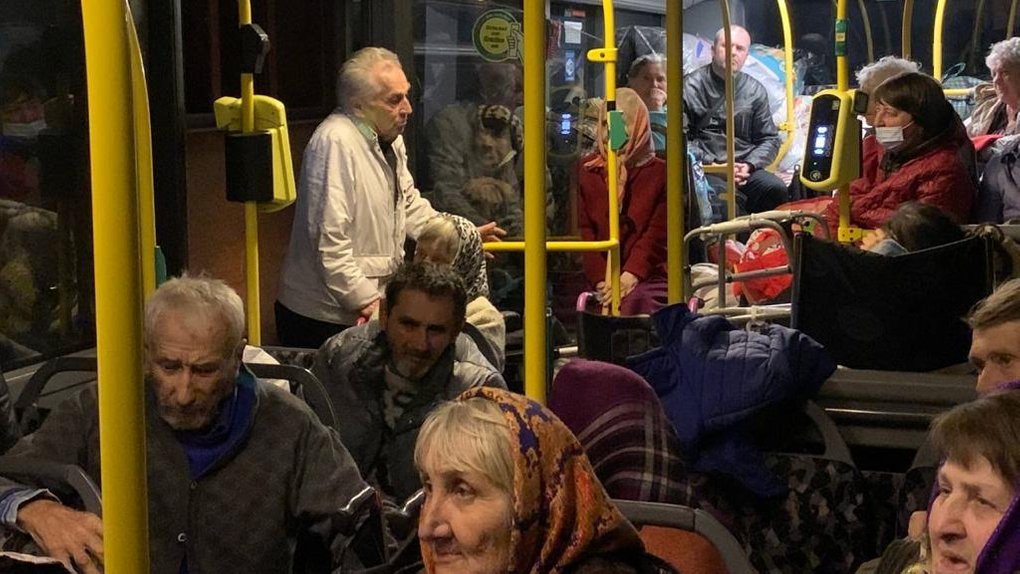 На Львівщину евакуаційним поїздом з Донецької області доставили 20 літніх людей