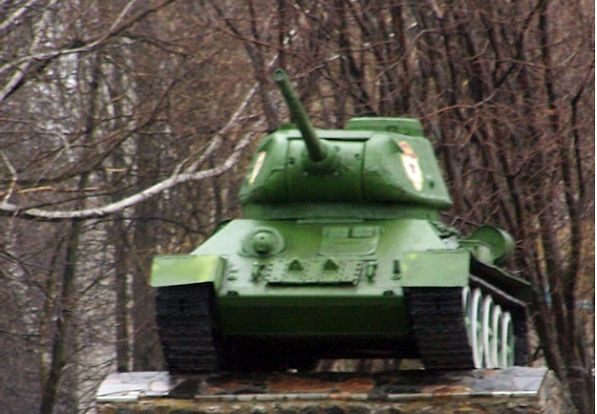 Окупанти у Волновасі перефарбували пам'ятник з танком T-34 і заявили, що врятували його "неприродного кольору"